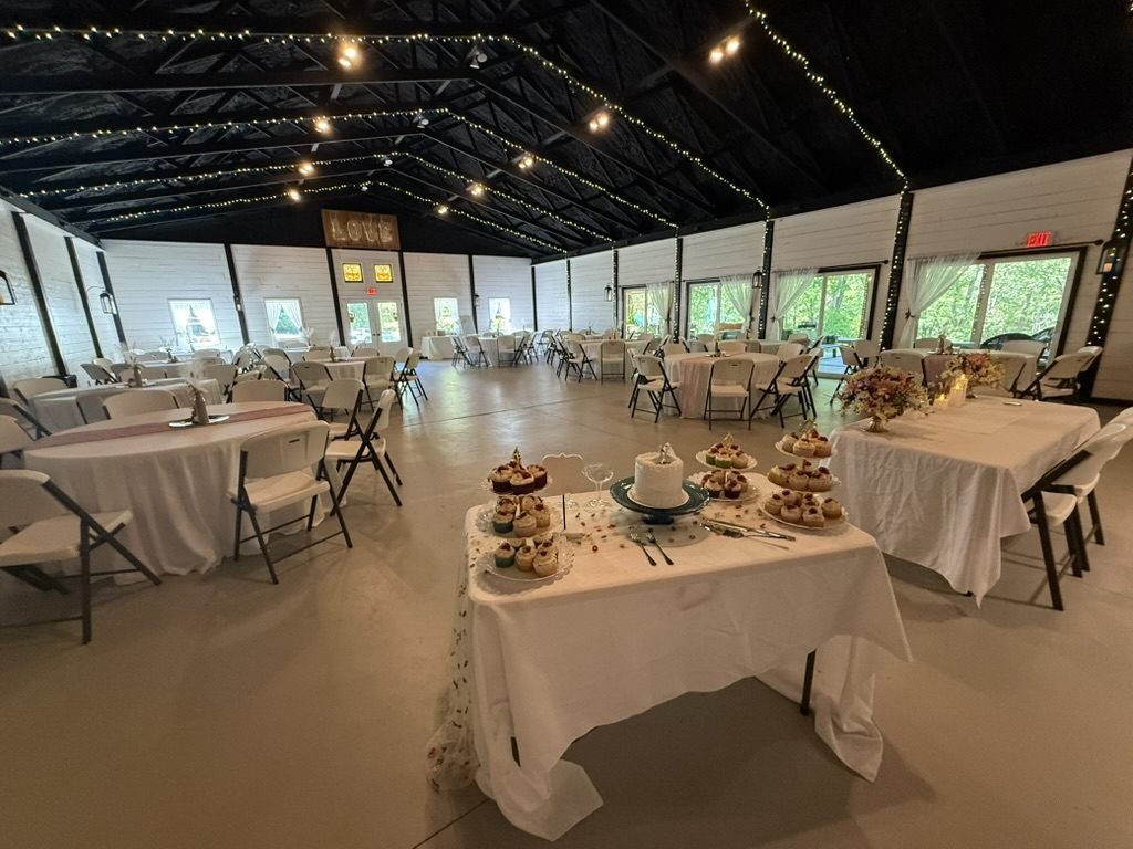 Real wedding at Grandpas Barn, Mountain Home AR